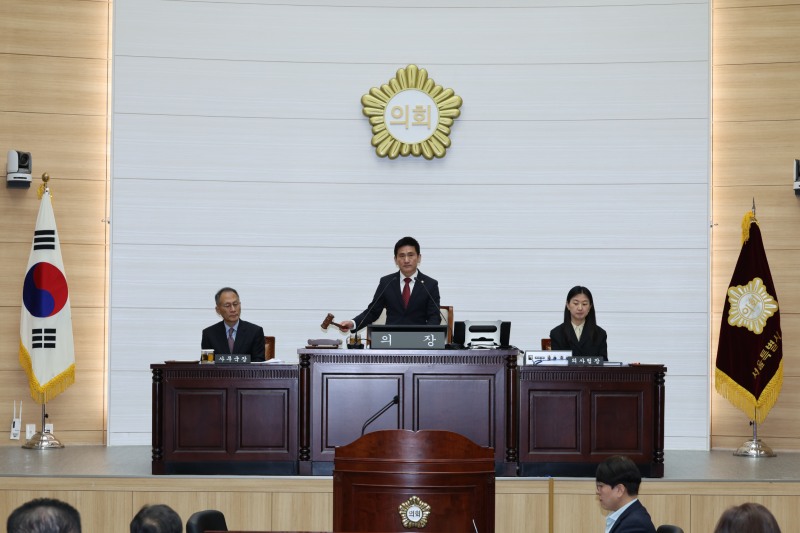 김성철 용산구의회 의장이 본회의를 주재하는 모습./사진제공=용산구의회