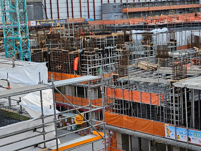 서울 영등포구청 인근 공사 중인 시공현장./한국금융신문 조범형 기자