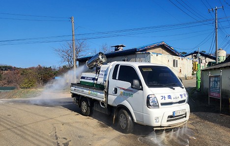 ▲ 홍성축협 공동방제단 방역차량이 광역소독을 하고 있다.
