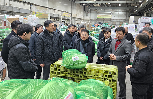 ▲정해웅 본부장, 조합장, 임직원이 농협대전공판장을 방문해 농산물 유통 현장점검 및 간담회를 실시하고 있다.