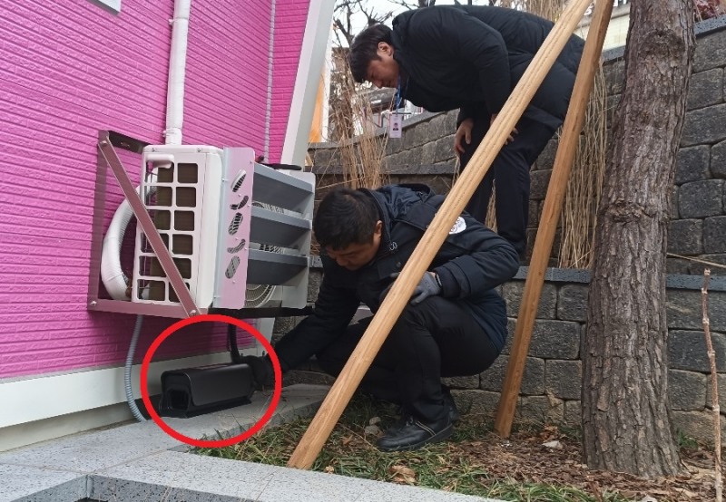 스마트 IoT 구서장비를 설치하는 모습./사진제공=마포구