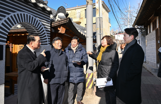 서울시의회 주택공간위원회는 20일 종로구 일대 한옥 미리내집 3개소를 점검했다(사진 오른쪽 김태수 위원장)./사진제공=서울시의회