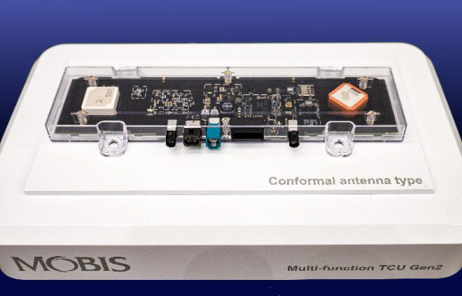 5G 무선통신 기반 안테나 일체형 텔레매틱스 솔루션(MTCU) 전시품. / 사진=현대모비스