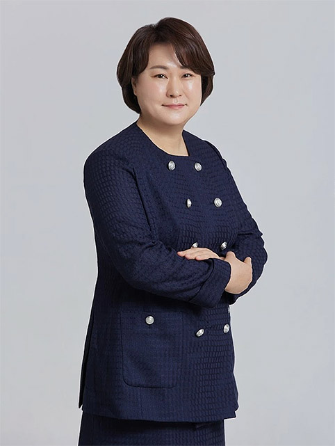 김지영 국민이주 대표가 인터뷰를 위해 포즈를 취했다.