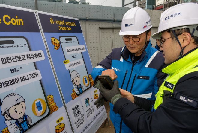 영동대로 지하공간 복합개발 1공구 건설 현장에서 박상신 DL이앤씨 대표(사진 왼쪽)가 QR코드를 통해 작업중지권을 활용하고 있다./사진제공=DL이앤씨