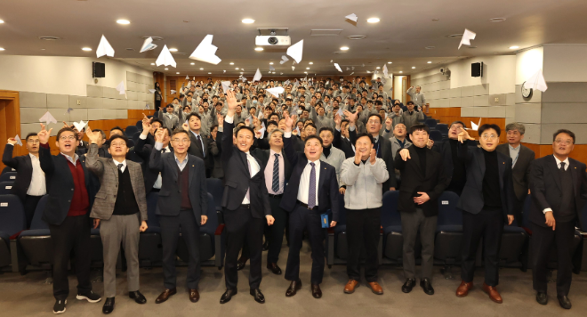 윤진오 동부건설 대표이사(첫째줄 왼쪽에서 네 번째)를 비롯한 임직원들이 회사 발전을 염원하는 종이비행기 날리기 퍼포먼스를 하고 있다./사진제공=동부건설