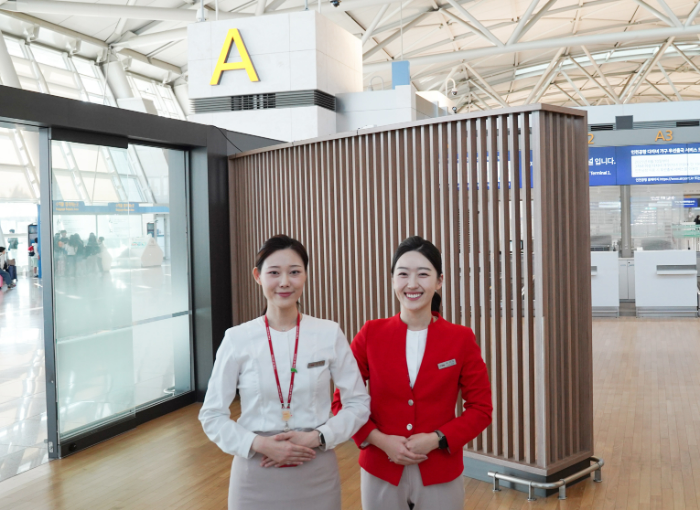 티웨이항공 임직원들이 인천국제공항 제1여객터미널 A카운터를 안내 중이다. A카운터는 26일부터 비즈니스 클래스 승객 대상 ‘프리미엄 체크인’ 서비스를 제공할 계획이다. /사진제공=티웨이항공