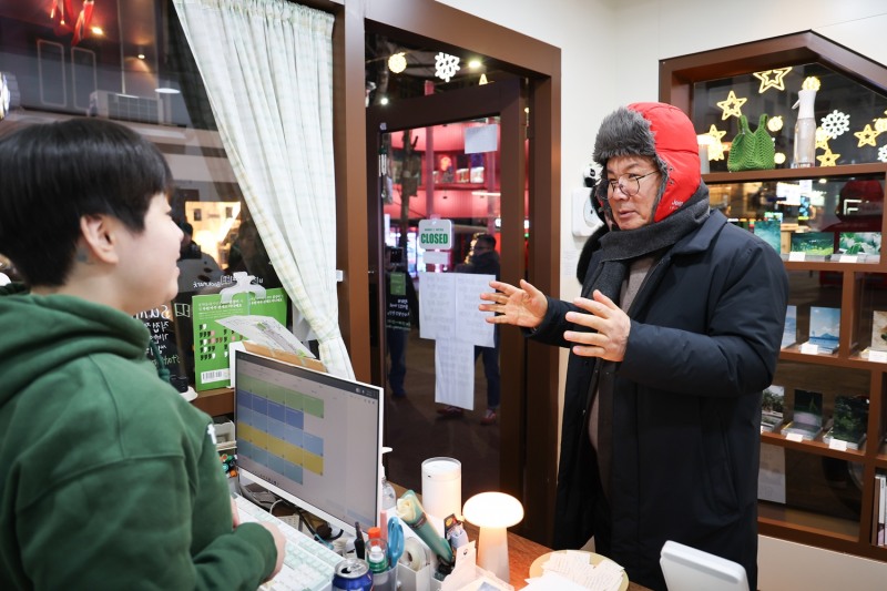 박강수 마포구청장이 ‘청년상인 반년살이’ 매장을 찾아 청년상인들을 격려하고 있다../사진제공=마포구