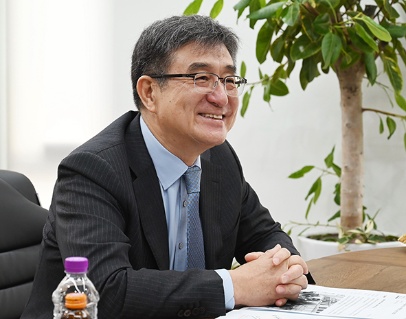 △ 1959년생 / 제25회 사법시험 / 대법원 사법연수원 15기 / 서울대학교 법과대학원 법학석사 / 국민경제자문회의 위원 / 한국경영자총협회 자문위원 / 대한변호사협회 노무변호사회 회장(2021) / 김·장 법률사무소 변호사