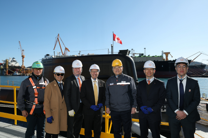 22일 빅터 피델리(Victor Fedeli) 캐나다 온타리오주 경제개발부 장관(왼쪽에서 네 번째)이 김희철 한화오션 대표이사(왼쪽에서 다섯 번째) 등과 함께 한화오션이 건조한 잠수함인 장영실함을 배경으로 사진을 찍고 있다. /사진제공=한화오션