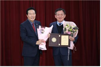 윤판오 서울 중구의회 의장(오른쪽)이 지난 21일 서울특별시 구의회 의장협의회 월례회의에서 ‘대한민국 지방의정봉사상’을 수상하고 기념촬영을 하는 모습./사진제공=중구의회