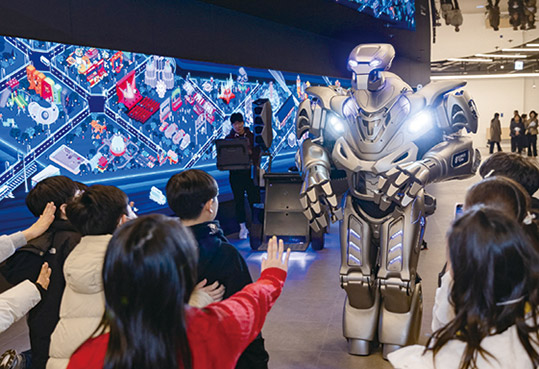 ▲ 광진미래기술체험관 개관식에서 아이들이 타이탄 로봇과 인사를 나누고 있다. 사진제공 = 광진구