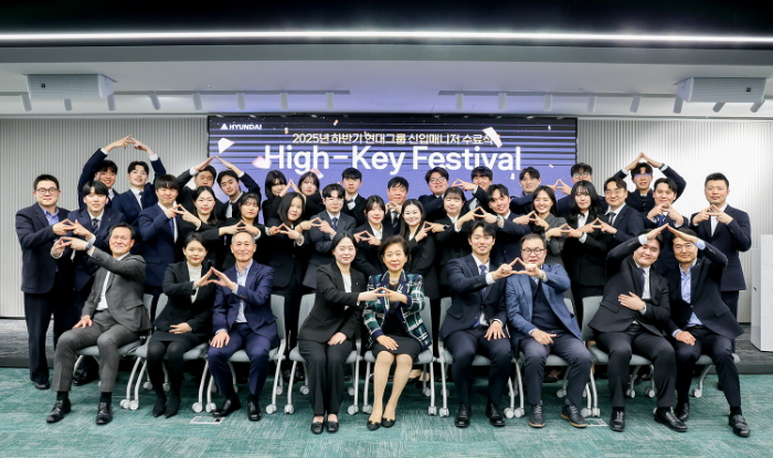 현정은 현대그룹 회장(첫째 줄 오른쪽에서 다섯 번째)이 23일 현대그룹 사옥에서 열린 '신입사원 입문 교육 수료식'에 참석해 "선제적으로 행동하고, 담대하게 도전하라"며 신입 매니저들을 격려했다. /사진제공=현대그룹