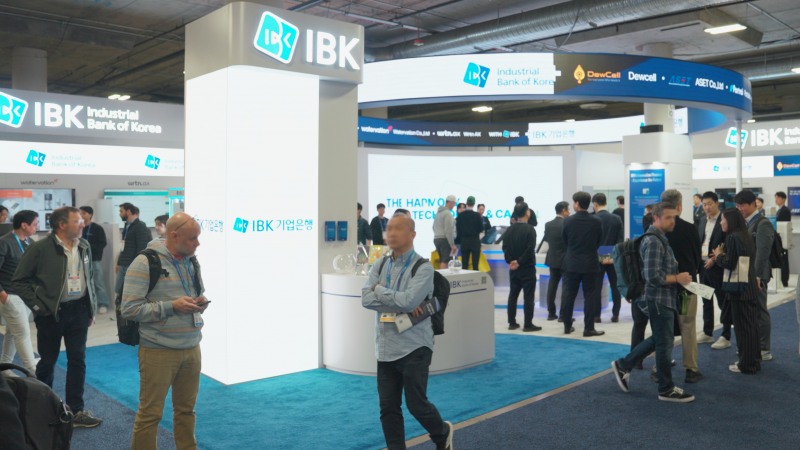 미국 라스베가스에서 개최된 CES 2026에서 관람객들이 IBK혁신관을 둘러보고 있는 모습 / 사진제공=IBK기업은행