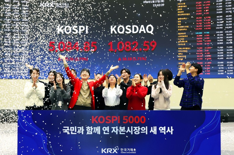 27일 한국거래소(KRX) 서울사옥 홍보관에서 코스피 사상 최초 5000피 돌파 기념으로 직원들이 축하 세레머니를 하고있다. / 사진제공=한국거래소(2026.1.27)