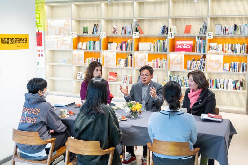 박강수 마포구청장이 마포출판문화진흥센터 입주기업 대표들과 소통하는 모습./사진제공=마포구