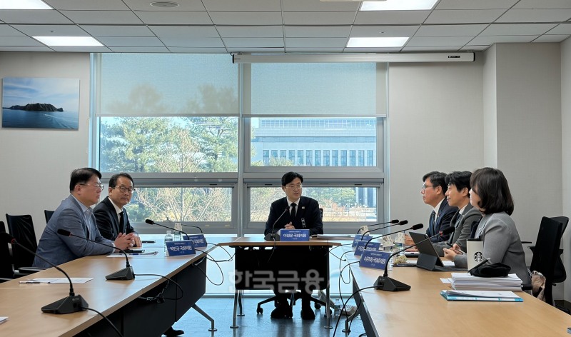 28일 여의도 국회의원회관에서 더불어민주당 디지털자산TF가 디지털자산기본법 통합안 논의를 위한 비공개 회의 전 얘기를 나누고 있다. 이날 TF 소속 의원 이정문·안도걸·이강일·강준현·박민규·이주희 의원 등이 참석했다. /사진= 한국금융신문(2026.1.28)