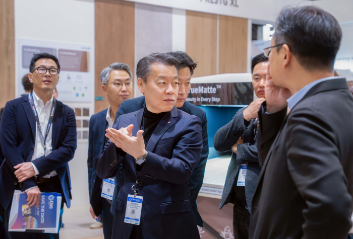 LX하우시스 노진서 사장(가운데)이 LX하우시스 전시관을 살펴보고 있는 모습. / 사진제공=LX하우시스