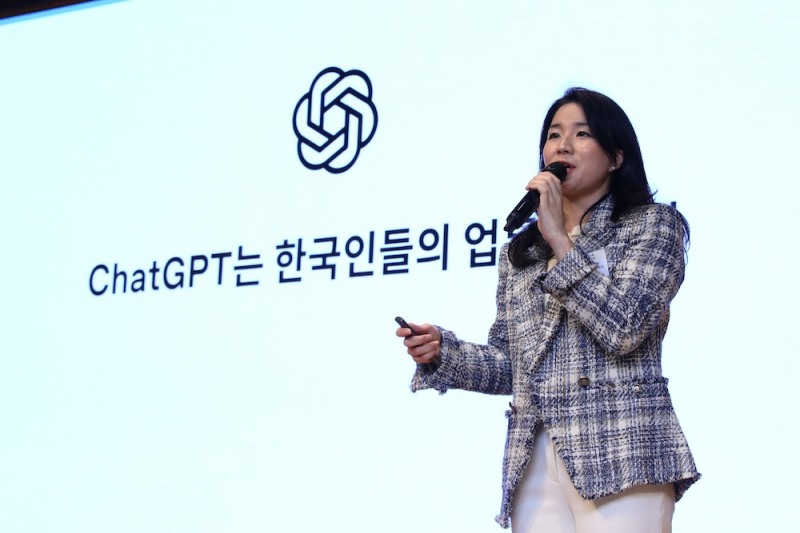 지난 28일 한지은 오픈AI 코리아 전략 어카운트 디렉터가 ‘엔터프라이즈 AI 커넥트 2026’ 세미나에서 챗GPT 엔터프라이즈의 업무 혁신 효과와 글로벌 활용 사례를 소개하고 있다. /사진=삼성SDS