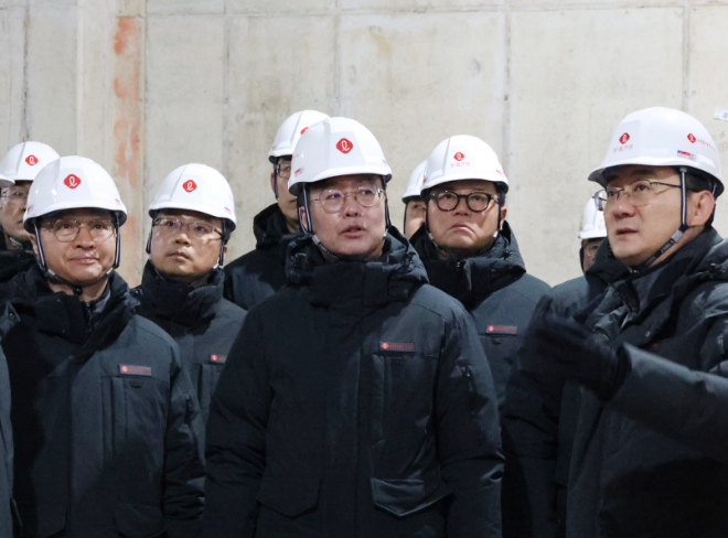 오일근 롯데건설 대표(사진 가운데)가 29일 창경궁 롯데캐슬 시그니처’ 건설현장에서 안전보건 관리현황을 점검하고 있다./사진제공=롯데건설
