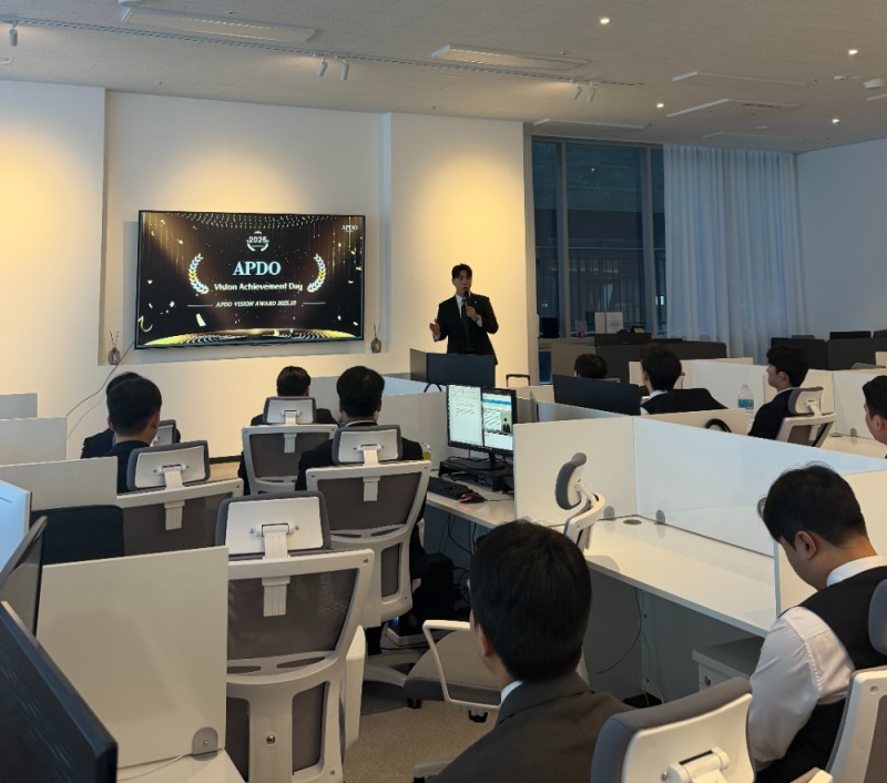 송진옥 메타리치 압도본부 본부장이 오전 브리핑을 하고 있는 모습./사진=