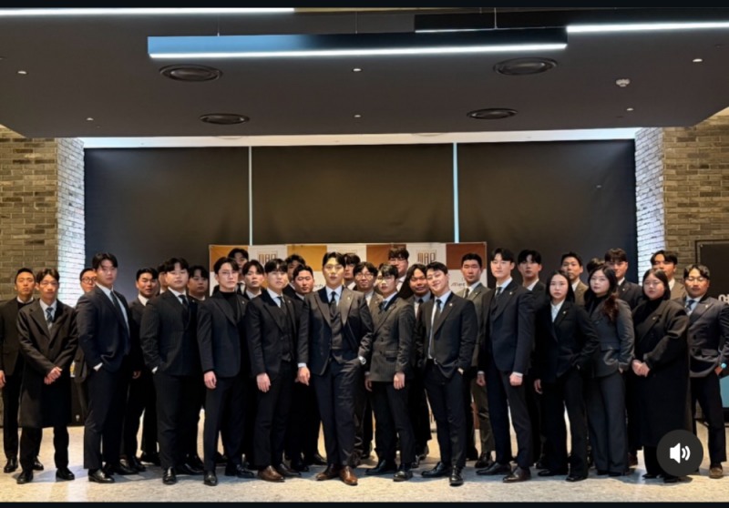 메타리치 MAP그룹 압도본부 소속 구성원들이 기념촬영을 하고 있다./사진=압도본부 제공