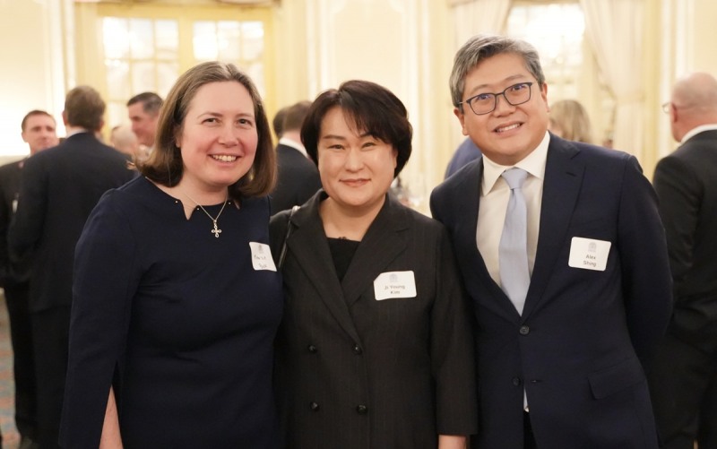 켄지(Kenzie Bok) 보스턴 주택청장(왼쪽 끝)과 김지영 국민이주 대표(가운데)가 벙커힐 프로젝트 협의에 앞서 포즈를 취했다. <사진=국민이주 제공>