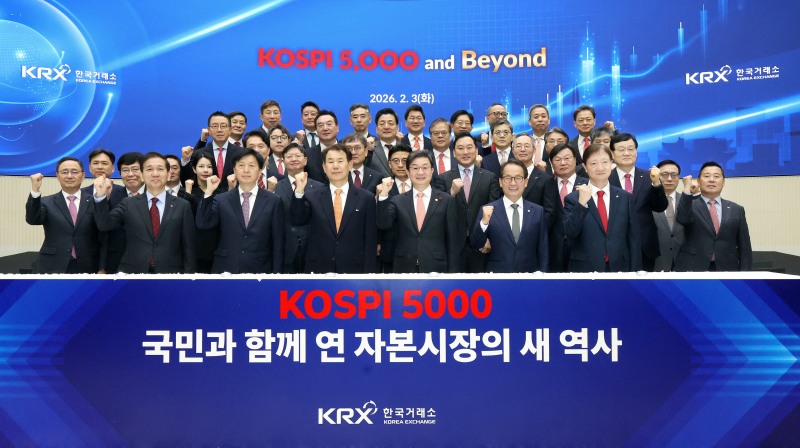 3일 한국거래소가 주최한 'KOSPI 5,000 and Beyond' 세미나에 참석한 주요 인사들이 파이팅을 외치며 기념촬영을 하고 있다. / 사진제공=한국거래소(2026.2.3)