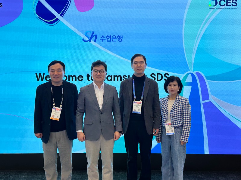 왼쪽부터 삼성SDS 이정헌 부사장(전략마케팅실장), 삼성SDS 이준희 대표이사, Sh수협은행 신학기 은행장, Sh수협은행 김수경 DT본부장 / 사진제공=Sh수협은행