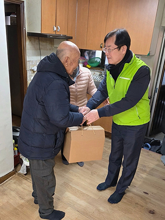 농협경제지주, 흑석종합사회복지관 찾아 우리 축산물 꾸러미 전달