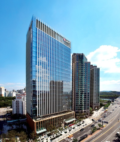 LG유플러스는 다가오는 설을 맞아 중소 협력사 대상 납품 대금 250억원을 100% 현금으로 조기 지급하고, 중구 후암동 관내 취약계층에 선물세트를 전달한다고 4일 밝혔다. /사진=LG유플러스