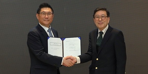 이종서 앱클론 대표이사(오른쪽)가 2025년 5월9일 서울 충정로 종근당 본사에서 김영주 종근당 대표이사와 항체 신약개발 기업 전략적 지분 투자 및 공동 연구개발 파트너십을 체결하고 기념촬영을 하고 있다. /사진=종근당