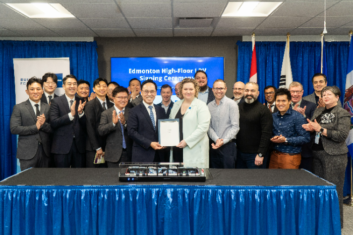 이용배 현대로템 대표이사 사장(앞줄 왼쪽 다섯 번째)과 새라 니콜스 에드먼턴시 행정부시장(앞줄 왼쪽 여섯 번째) 등 관계자들이 3일(현지시간) 캐나다 앨버타주 에드먼턴시에서 열린 에드먼턴 고상형 경전철 계약식에서 단체 기념촬영을 하고 있다. /사진제공=현대로템