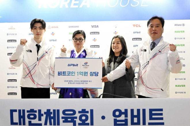 현지시간 5일(한국시간 6일) 이탈리아 밀라노의 코리아하우스에서 진행된 업비트와 대한체육회의 기부금 전달식. 좌측부터 엔하이픈 성훈 대한체육회 홍보대사, 노희영 대한체육회 마케팅위원장, 양지희 업비트 마케팅실장, 김영찬 대한체육회 국제본부장. / 사진제공= 두나무 업비트(2026.02.06)