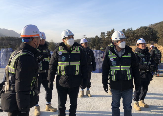 현장을 안전점검 중인 윤진오 동부건설 대표이사(사진 왼쪽 세 번째)./사진제공=동부건설