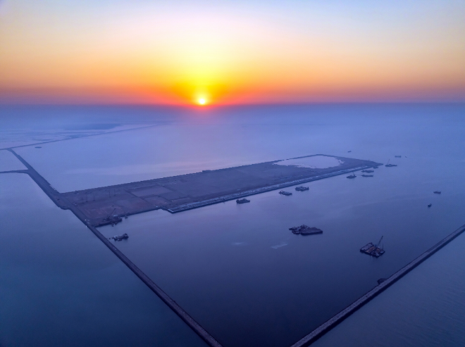 이라크 신항만 1단계 컨테이너 터미널 안벽공사 현장./사진제공=대우건설