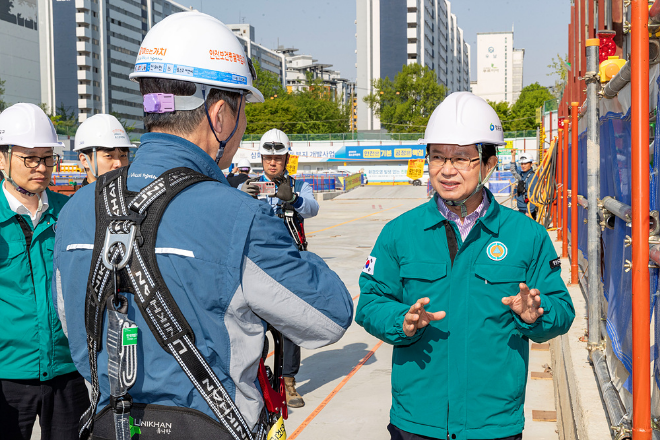 현장 안전 점검을 실시하고 있는 최호권 영등포구청장(사진 오른쪽)./사진제공