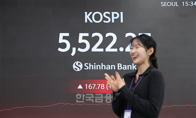 2월 12일 15시30분 종가 기준 신한은행 본점 현황판 / 사진제공= 신한은행