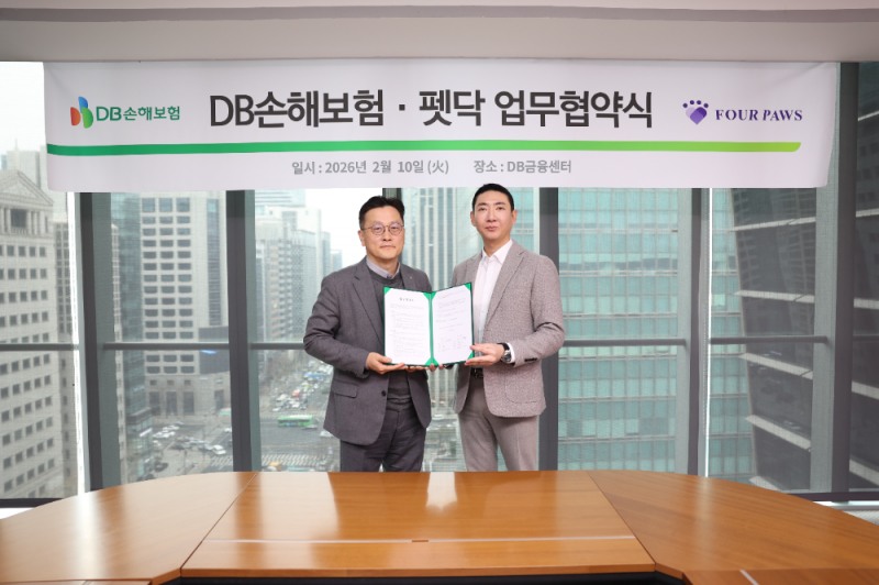 지난 10일 서울 강남구 대치동 DB금융센터에서 DB손해보험 문진욱 본부장(왼쪽)과 펫닥 이동현 상무가 업무협약을 맺고 기념 촬영을 하고 있다.(2026.01.10.)./사진제공=DB손해보험