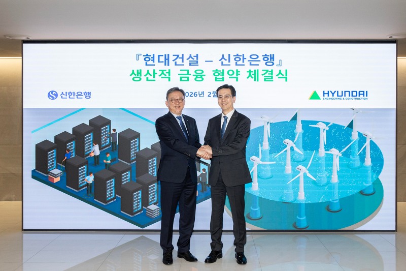 이한우 현대건설 대표이사(오른쪽)와 정상혁 신한은행 은행장이 업무협약을 체결한 후 기념사진을 촬영하고 있다./사진제공=현대건설