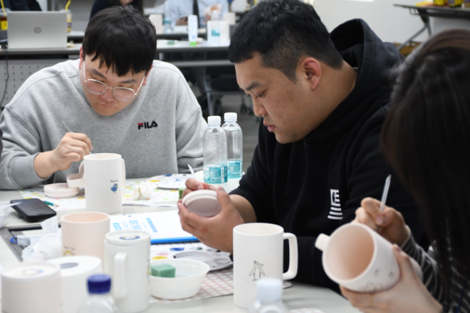 삼표그룹은 지난 13일 경주시 소재 삼표연수원에서 신규 입사자 교육 과정의 일환으로 체험형 ‘핸즈온(Hands-on)’ 봉사활동을 실시했다. 사진은 신규 입사자들이 지역사회 기부를 위한 도자기 컵을 정성스럽게 제작하고 있는 모습./사진제공=삼표그룹