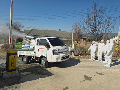▲ 19일 범경기농협 방제단이 양평군 관내 가금류 농장에서 긴급방역을 실시하고 있다. 사진은 왼쪽부터 정규성 양평축협 조합장, 엄범식 총괄본부장, 권영주 양평군지부장, 문준억 경기본부 축산사업단장.