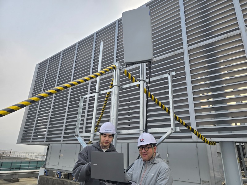 KT가 삼성전자와 함께 개발한 7GHz 초고집적 다중 안테나 기술 검증을 진행하는 모습. /사진=KT