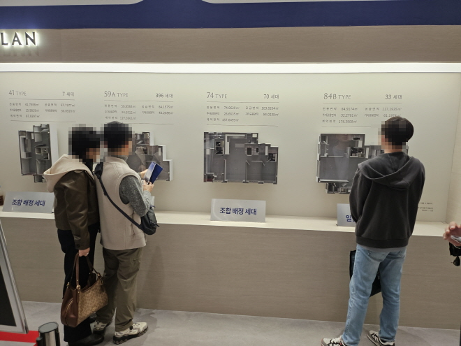 '쌍용 더 플레티넘 온수역'의 내부 조감도를 확인하는 방문객들./한국금융신문 조범형 기자