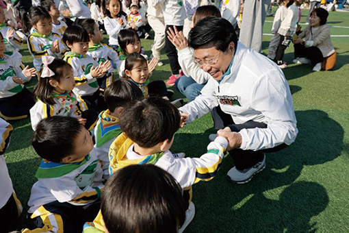 ▲ 서강석 송파구청장이 관내 어린이들과 기념촬영을 하는 모습. 사진제공 = 송파구