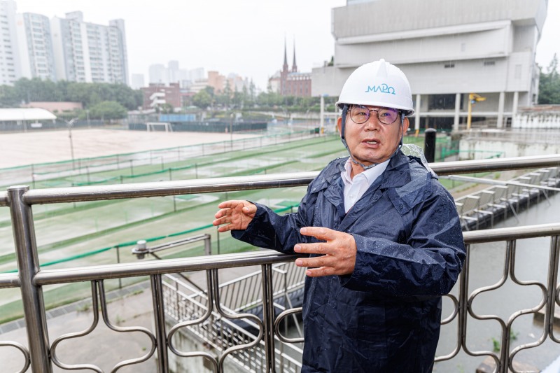 박강수 마포구청장이 망원유수지 일대를 점검하는 모습./사진제공=마포구