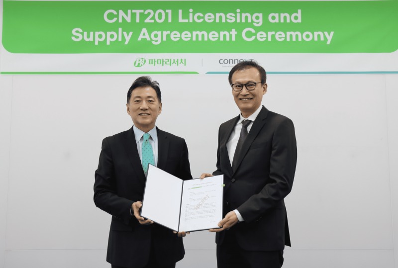 (왼쪽부터) 손지훈 파마리서치 대표, 이우종 코넥스트 대표가 기념촬영을 하고 있다. /사진=한국바이오협회