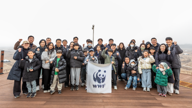 지난 22일 GS건설 직원 및 가족들이 ‘두루미 탐조 가족프로그램’에 참여하고 단체사진을 찍고 있다./사진제공=GS건설