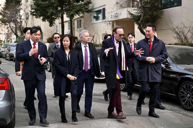 현대건설 관계자와 함께 압구정3구역 현장을 방문한 RAMSA 설계진. 앞줄 왼쪽 두 번째부터는 젬마 김 파트너와 첸환 랴오 파트너, 네 번째는 대니얼 로비츠 파트너./사진제공=현대건설