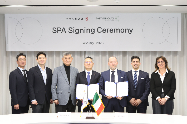 코스맥스가 이탈리아 화장품 ODM 기업 ‘케미노바’의 지분 51%를 인수하는 주식매매계약(SPA)을 체결했다고 지난 23일 밝혔다. 이경수 코스맥스그룹 회장(왼쪽 세 번째), 최경 코스맥스 대표(왼쪽 네 번째), 이병주 코스맥스비티아이 대표(왼쪽 두 번째), 마우로 프란조니 케미노바 대표(오른쪽 세 번째) 등 양사 관계자들이 주식매매계약 체결식에서 기념사진을 촬영하고 있다. /사진=코스맥스